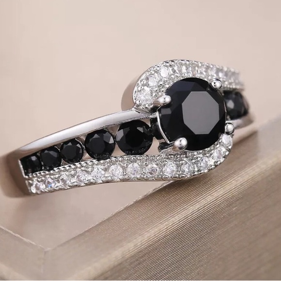Elegant Black and Silver Women's Ring - Picture 2 of 6